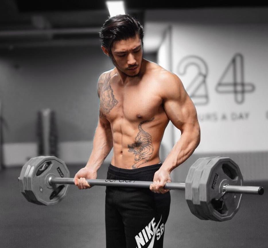 华裔肌肉帅哥迷人写真图片
