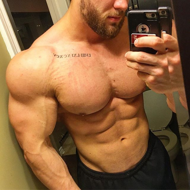 欧美肌肉型男Chris Bumstead肌肉自拍照片