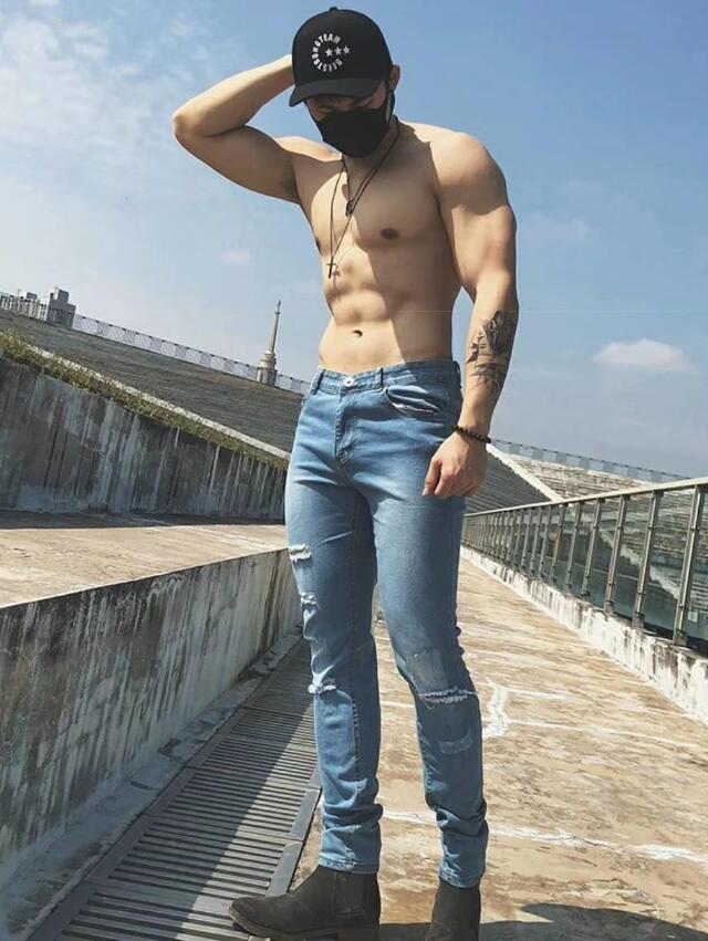 性感肌肉帅哥穿牛仔裤全身照片