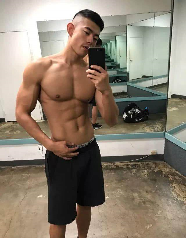 阳光帅气的中国肌肉男模小帅哥李智凱户外性感迷人生活写真照