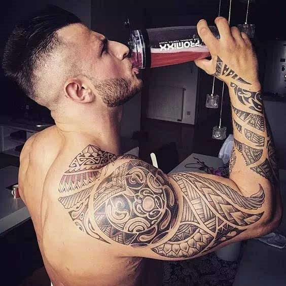 纹身肌肉男帅哥图片