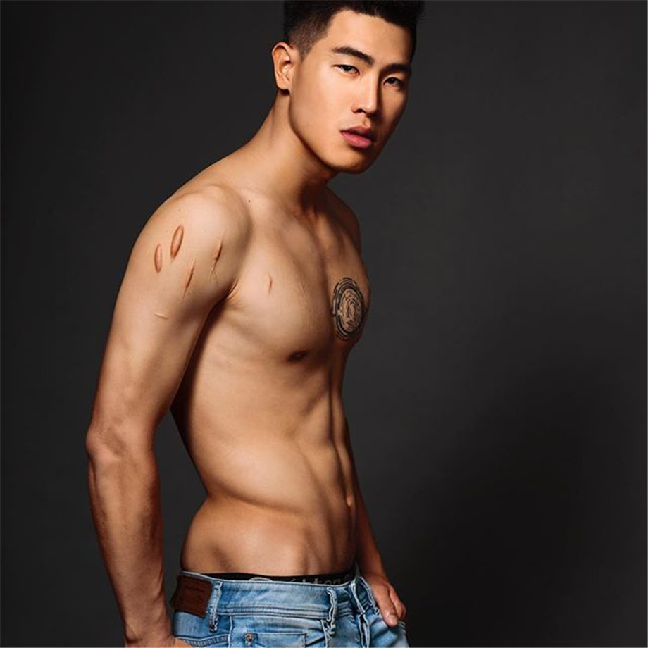 身材完美的肌肉性感帅哥诱人艺术摄影写真大片
