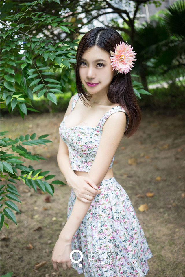 清纯美女绮里嘉写真组图 碎花裙清纯写真惹人怜爱