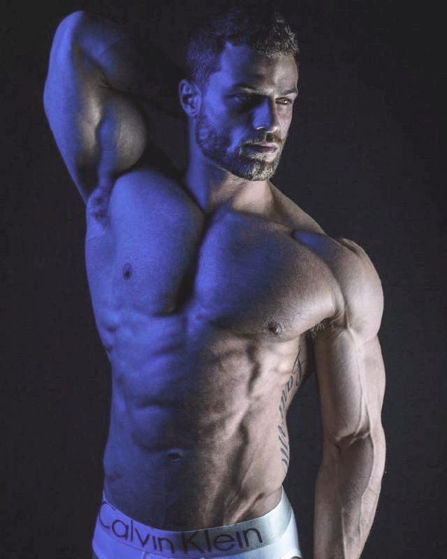 性感欧美肌肉型男半裸艺术照片