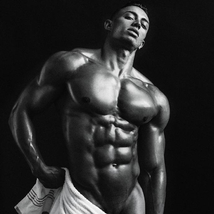 欧美肌肉型男性感艺术写真图片