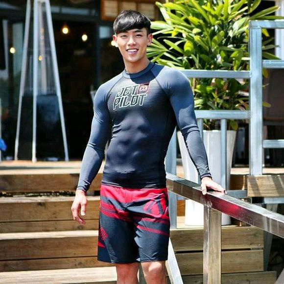 韩国帅哥肌肉迷人私房照图片