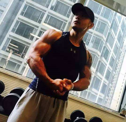 明星帅哥刘承俊肌肉写真图片
