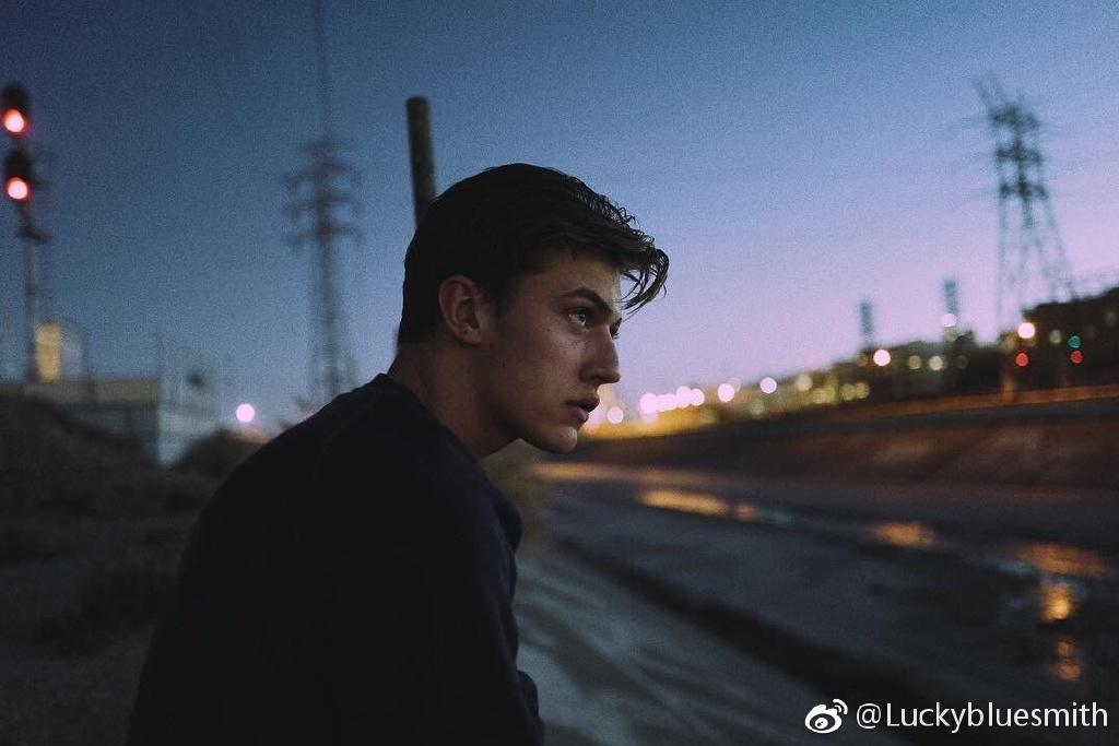 欧美帅哥lucky blue smith帅照图片