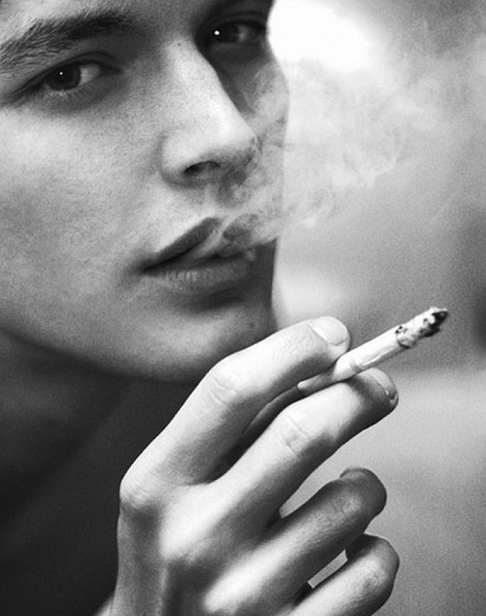 欧美吸烟帅哥图片