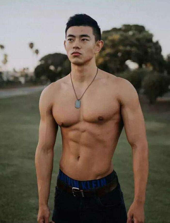 中国肌肉男男神裸上半身照片