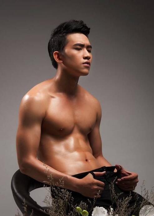 中国帅哥男模半裸性感写真