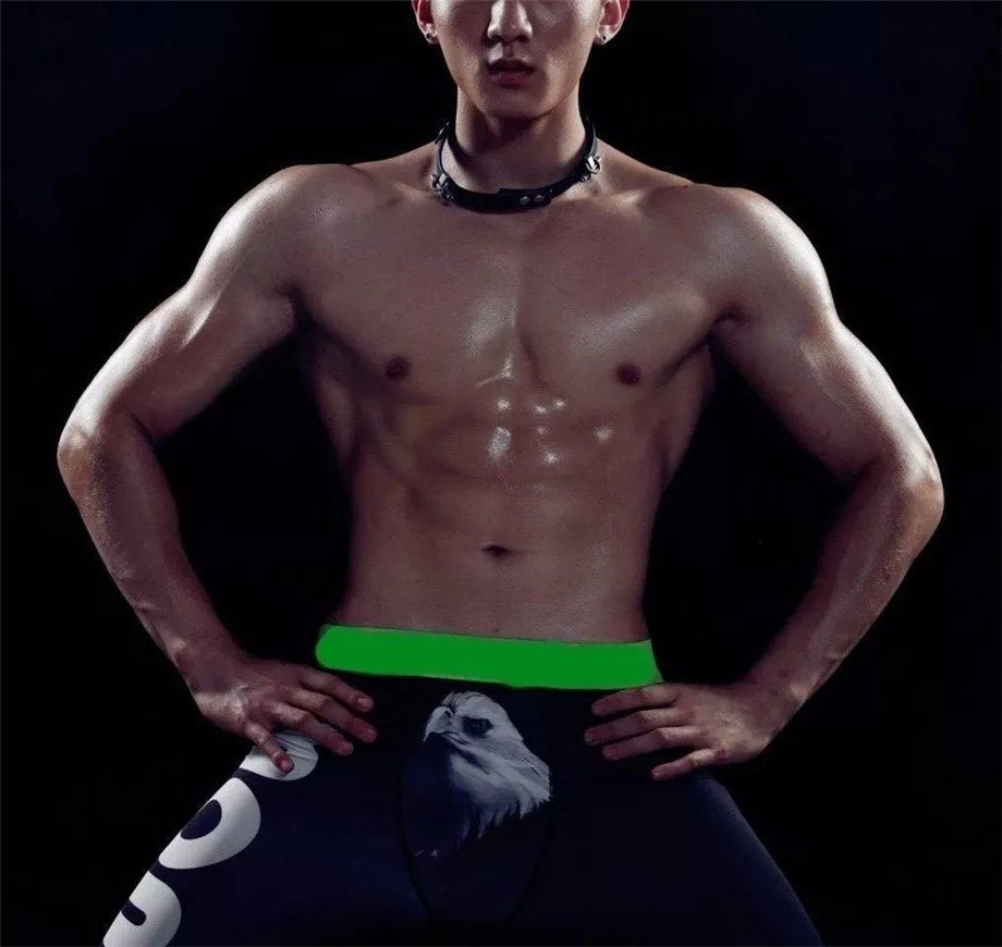 中国男模肌肉帅哥的大胸肌写真图片