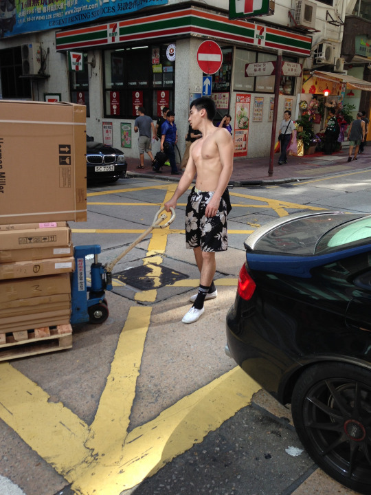 民间草根肌肉帅哥裸上半身街拍图片