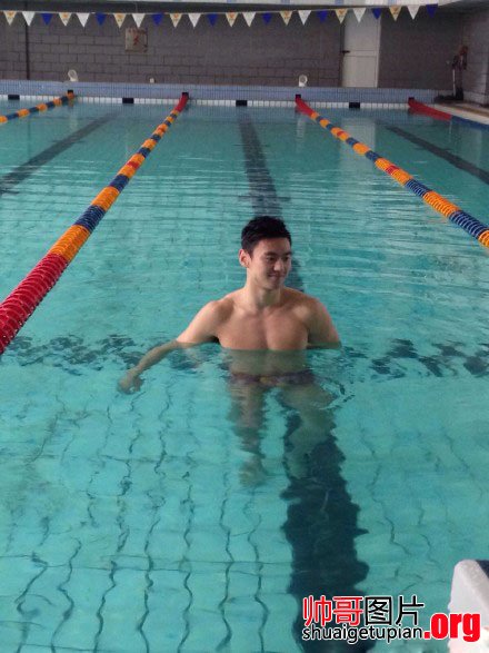 中国游泳健将宁泽涛游泳馆训练现场大秀秀肌肉