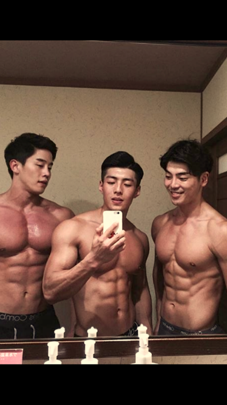 三个健身房的性感帅哥裸上半身诱人写真集