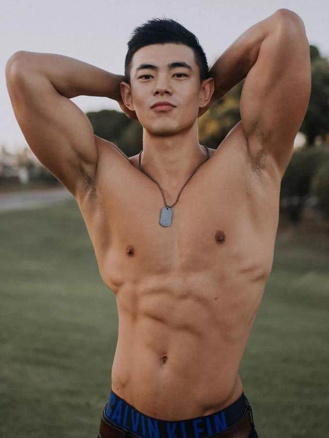 中国肌肉男模帅哥SHIN信户外性感艺术摄影写真图片