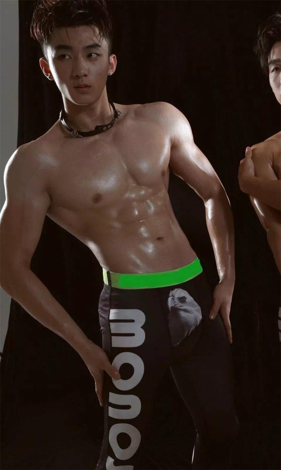 中国男模肌肉帅哥的大胸肌写真图片