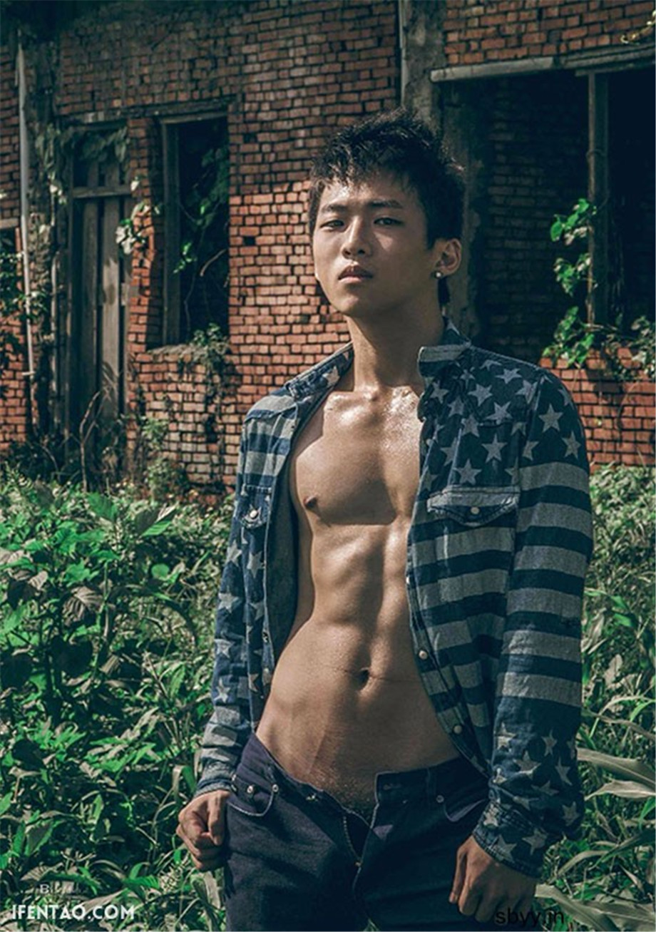 90后小鲜肉帅哥户外性感迷人摄影写真照片欣赏