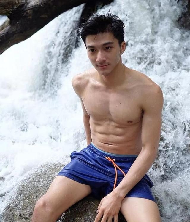 高颜值泰国有肌肉帅哥生活照图片