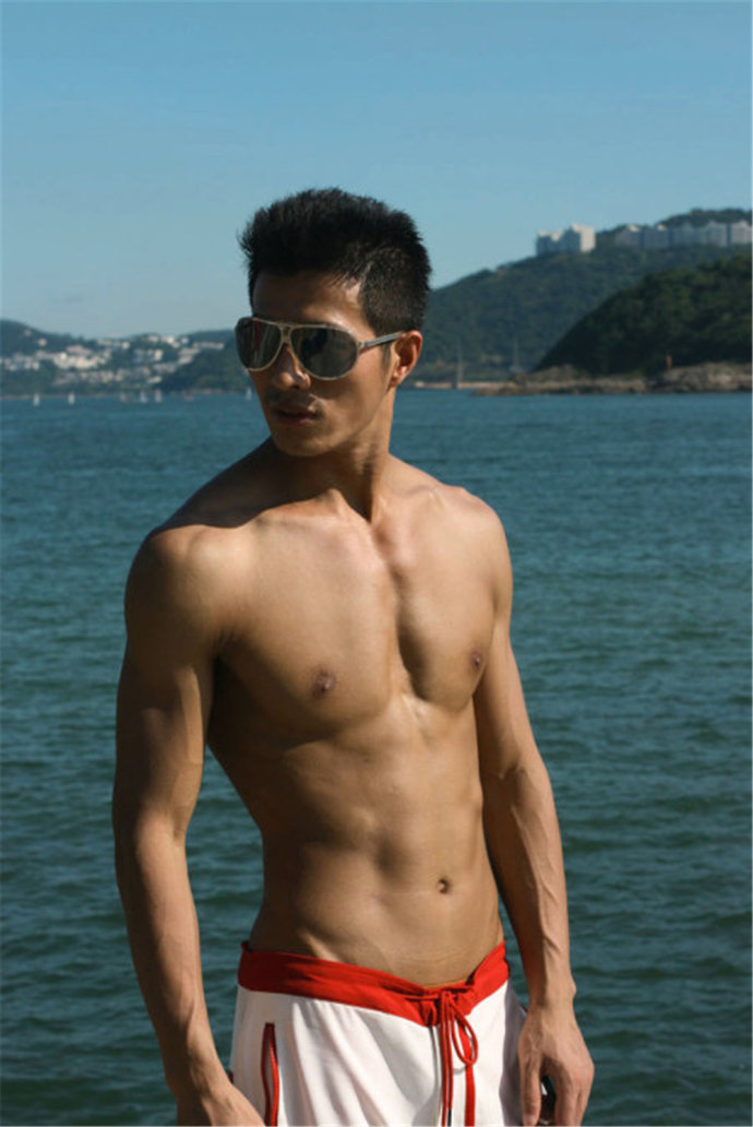 中国男模李小兵海边迷人写真图片