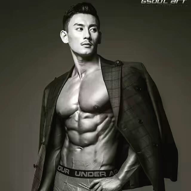 肌肉型男艺术照片
