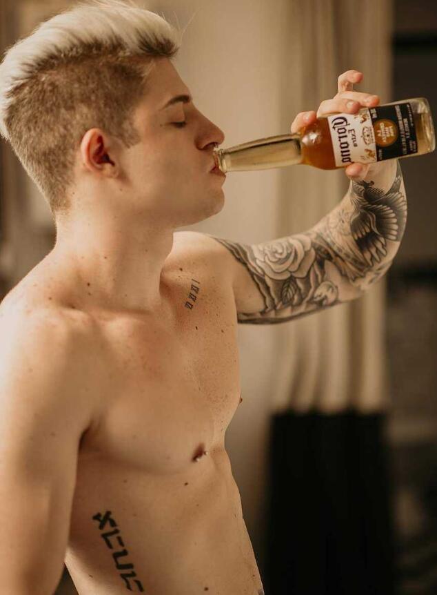 欧美纹身帅哥喝啤酒照片