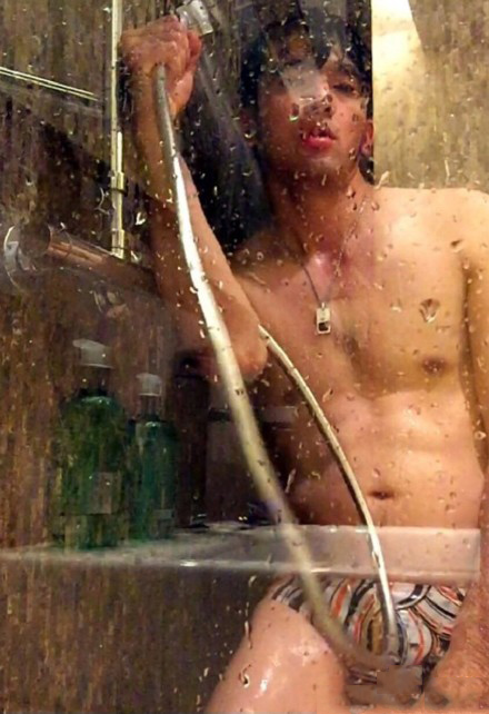 肌肉帅哥浴室洗澡诱人写真图片