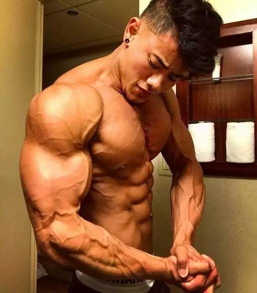 肌肉发达的亚裔帅哥史蒂芬曹生活照图片