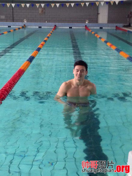 中国游泳健将宁泽涛游泳馆训练现场大秀秀肌肉