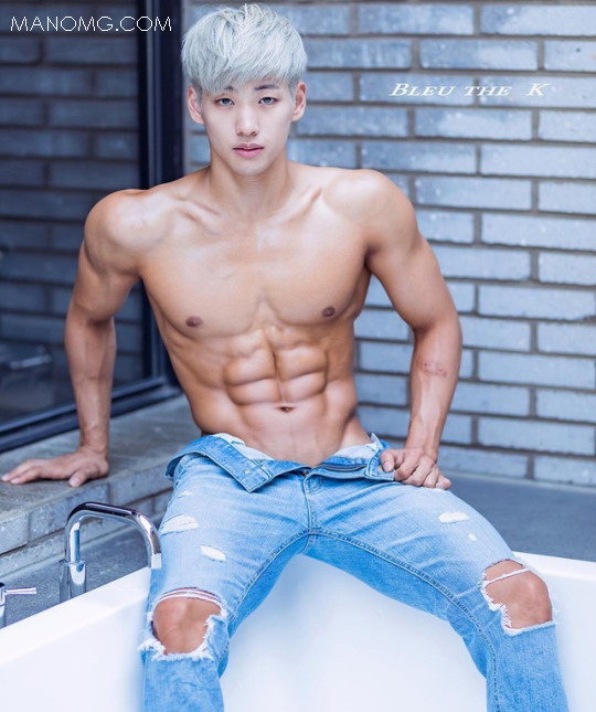身材超棒的白发肌肉帅哥浴室秀腹肌性感摄影写真图片