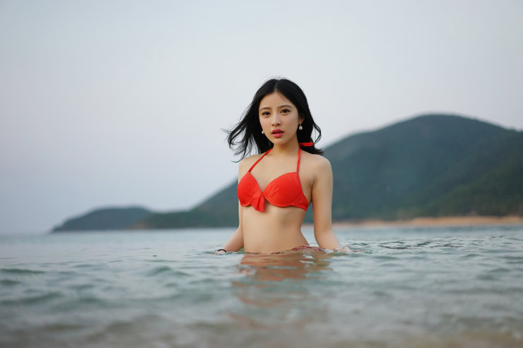 施忆佳Kitty酱海边比基尼写真 90后比基尼少女图片