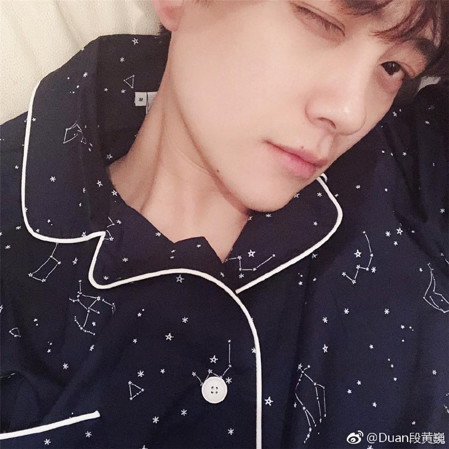 网络帅哥段黄巍帅气自拍照图片