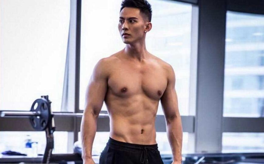 中国男模在健身房健身生活照图片9张