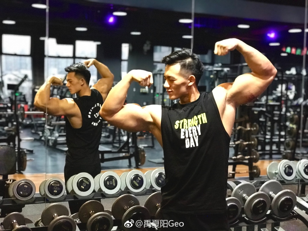 肌肉帅哥健身教练禹夏阳私房照图片