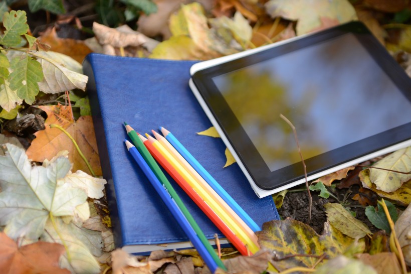 笔记本、彩色铅笔和平板电脑图片(12张)