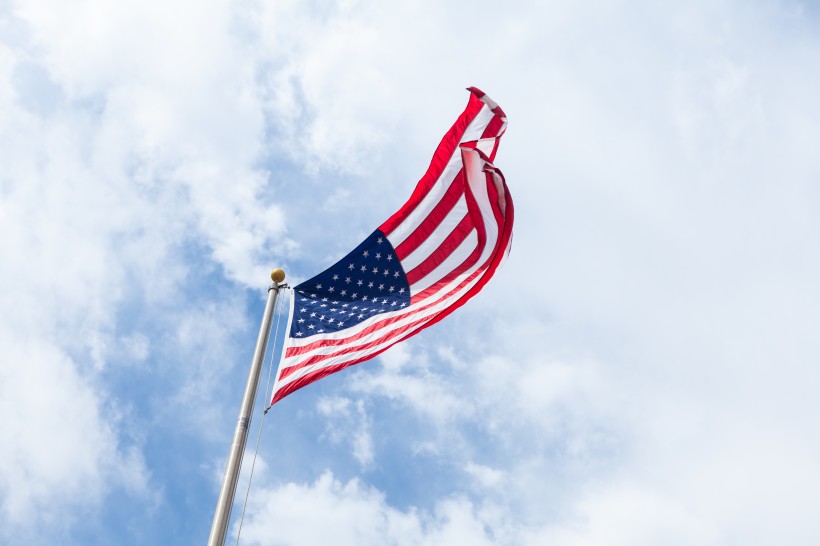 旗杆上的飘扬的美国国旗图片(14张)