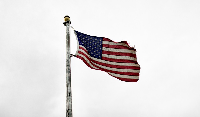 旗杆上的飘扬的美国国旗图片(14张)