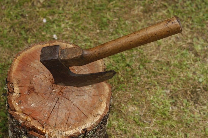 砍在木头上的斧头图片(12张)
