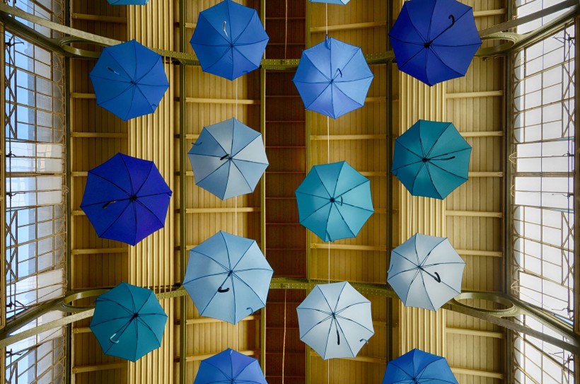 挂在空中的雨伞图片(11张)