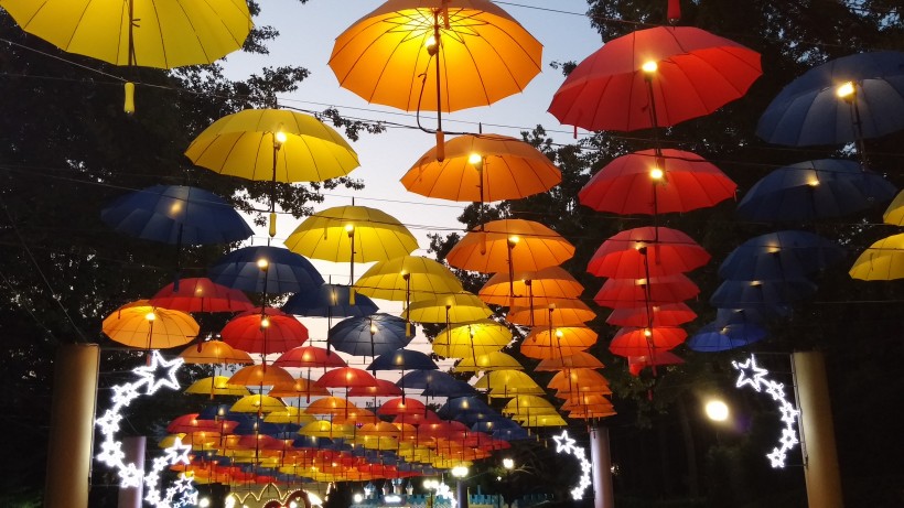 挂在空中的雨伞图片(11张)