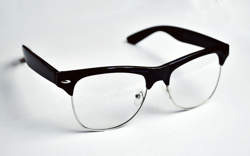 个性的黑框眼镜图片(10张)