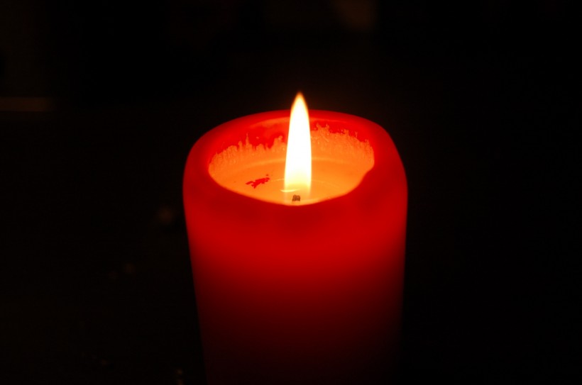 点燃的红色蜡烛图片(16张)