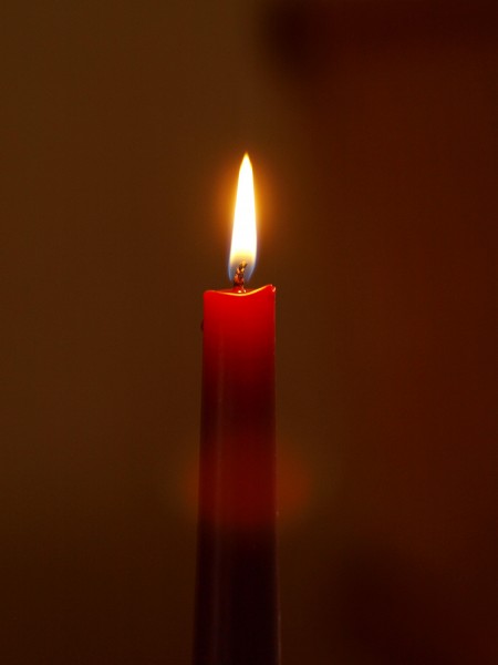 点燃的红色蜡烛图片(16张)