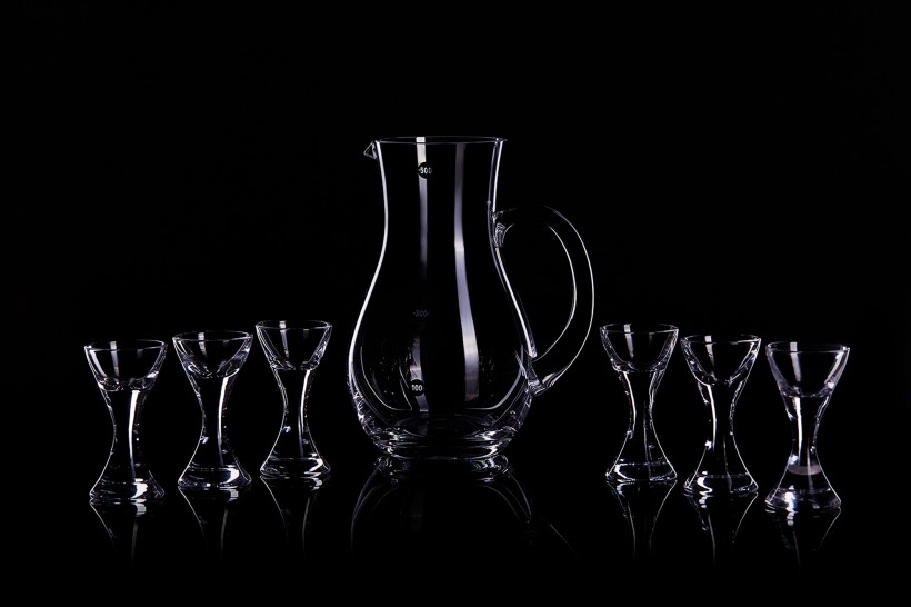 黑色背景透明红酒杯图片(12张)