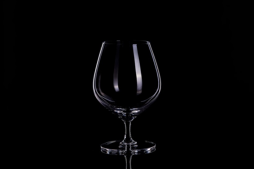 黑色背景透明红酒杯图片(12张)