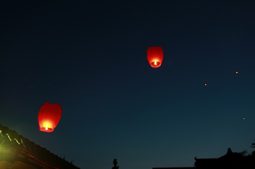 夜空中孔明灯图片(12张)