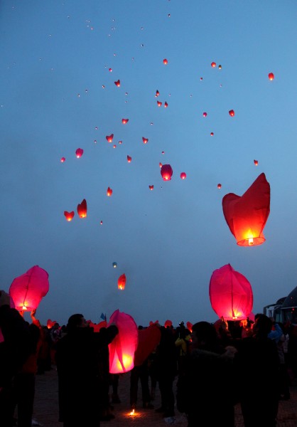 夜空中孔明灯图片(12张)