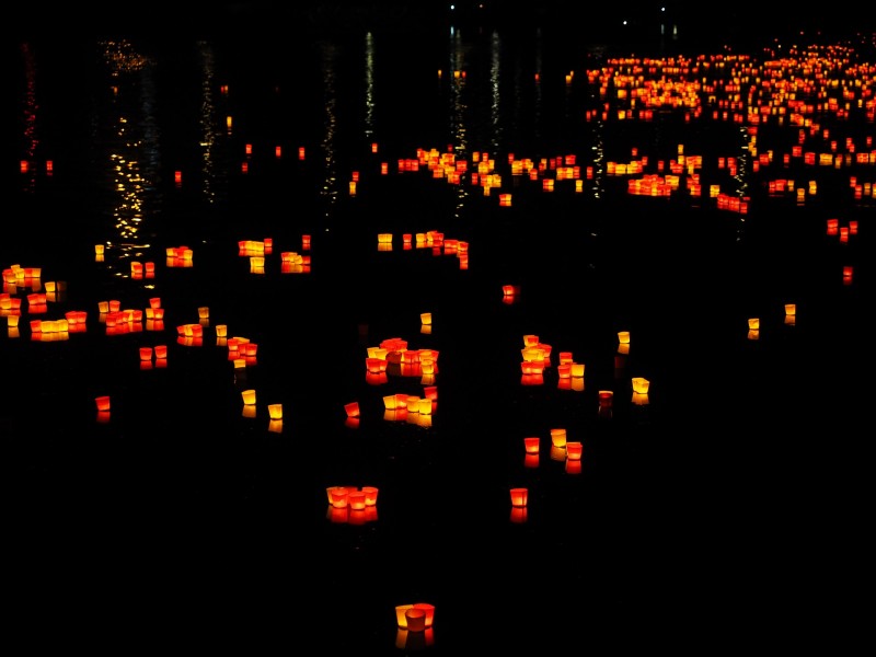 漂浮的蜡烛图片(8张)