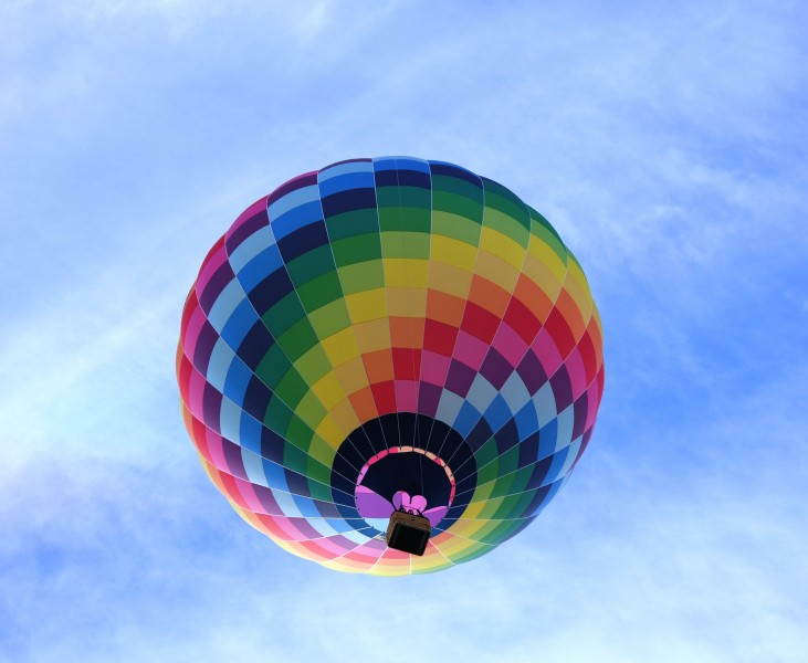漂浮在空中的热气球图片(16张)