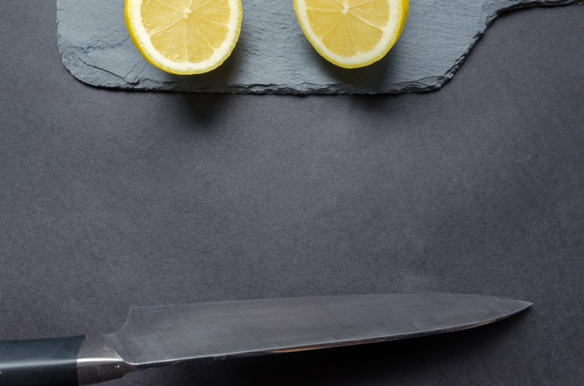 正在切柠檬的水果刀图片(19张)